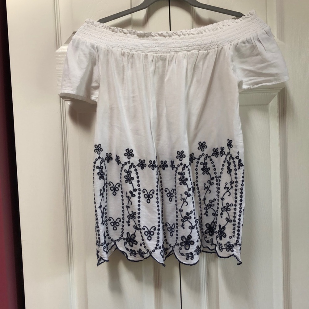 Off the shoulder tee